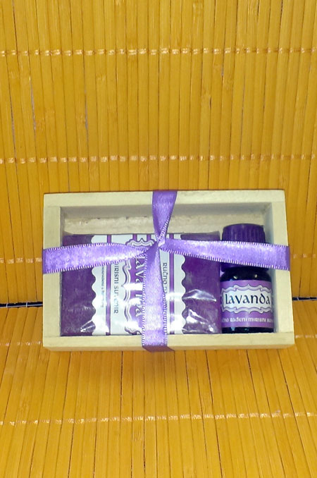 Mala drvena gajbica lavande